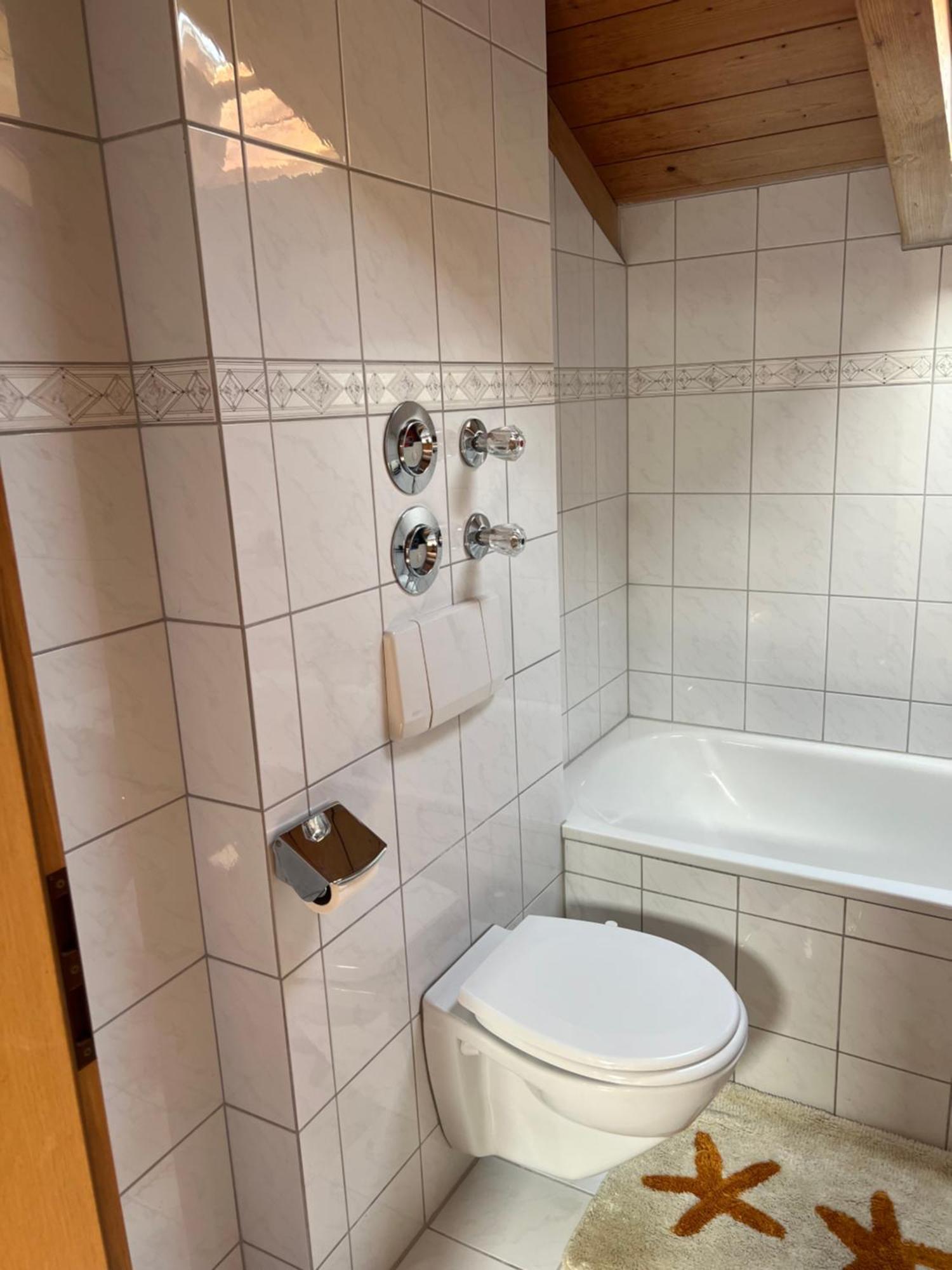 Gemuetliche Dachgeschosswohnung Mit Balkon آينرنغ المظهر الخارجي الصورة